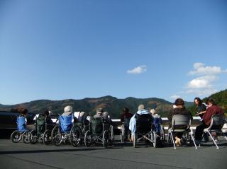 天気の良い日は秀華苑の屋上でデイの利用者様と青空レクリエーション（＾＾）